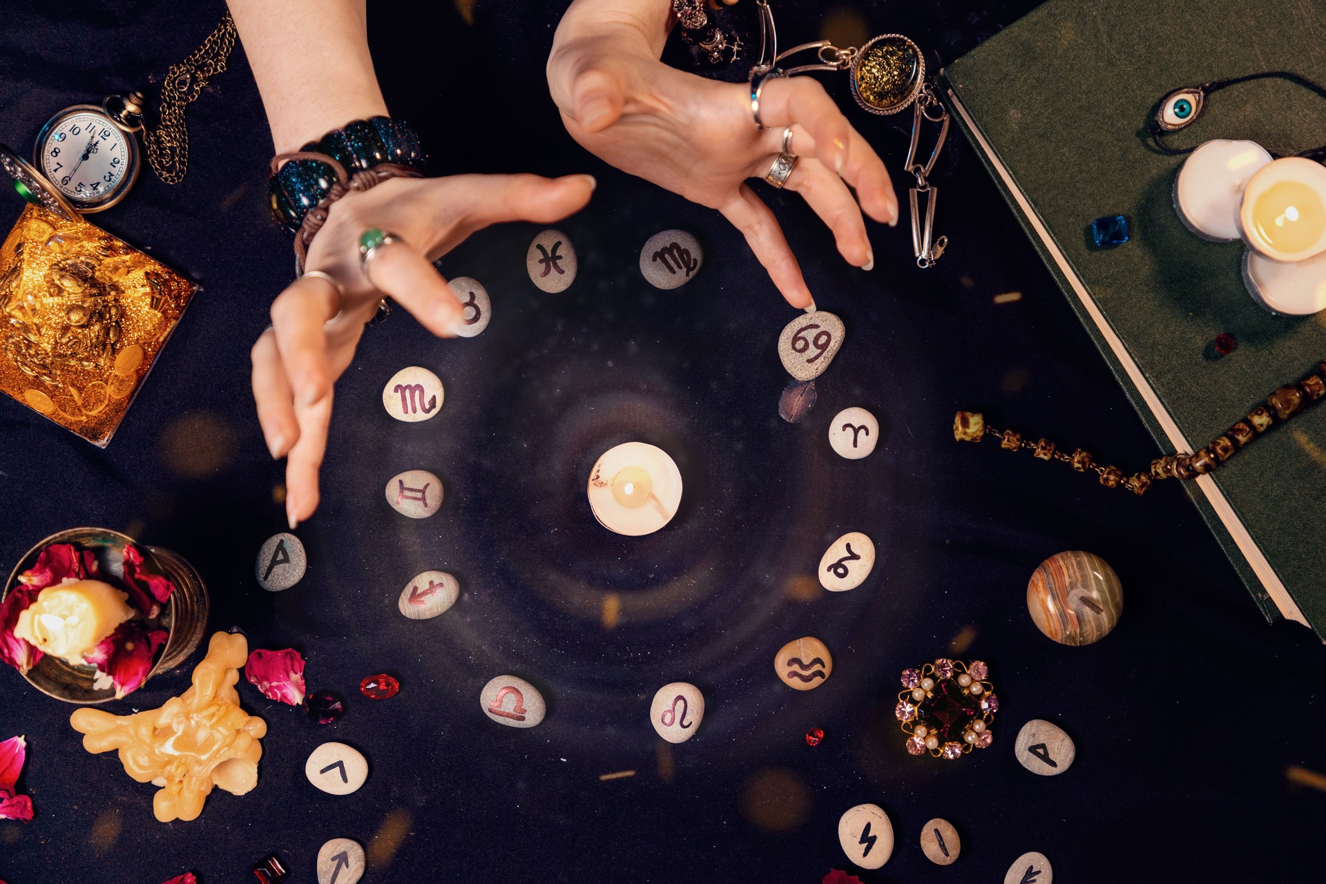 Um vidente conjura uma vela cercada por runas e o brilho de um círculo astrológico. O conceito de adivinhação, astrologia e previsão do futuro