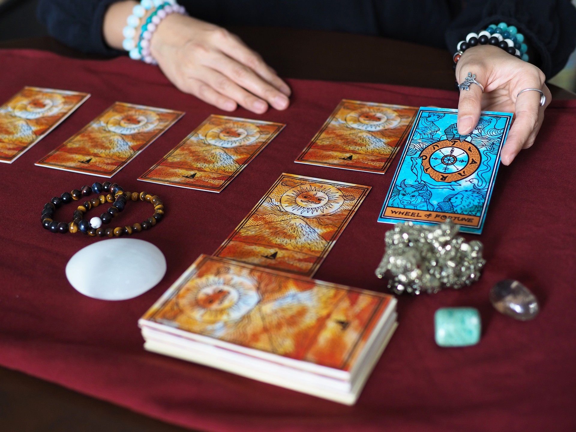 roda de leitura carta de tarô de adivinhação astrólogo cartoleiro selecionou foco